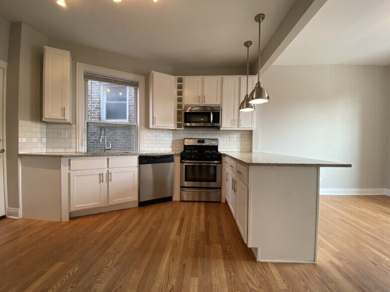 More Photos Of 4401-4403 N Clark St, Chicago Apartments For Lease