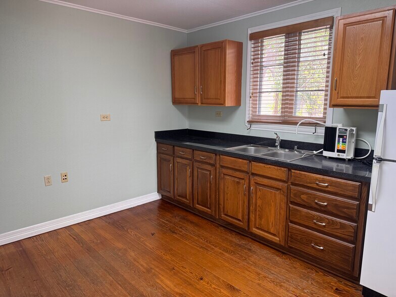 More Photos Of 400 Harvey St, San Marcos Office For Sale