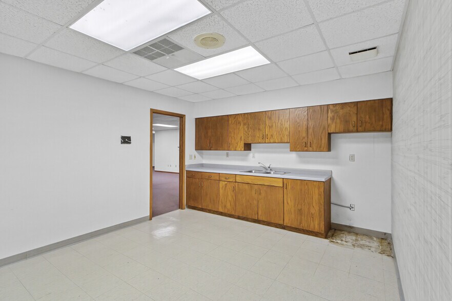 More Photos Of 115 E Conant St, Portage Office For Sale