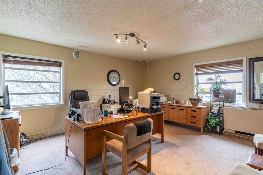 More Photos Of 120 S Commercial Ave, Farmington Office For Sale