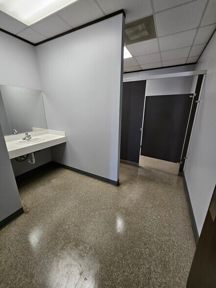 More Photos Of 14730 Yarberry St, Houston Unknown For Lease