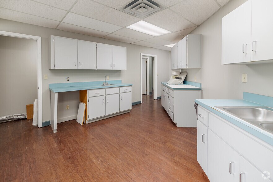 More Photos Of 3810 Williamsburg Park Blvd, Jacksonville Office For Sale