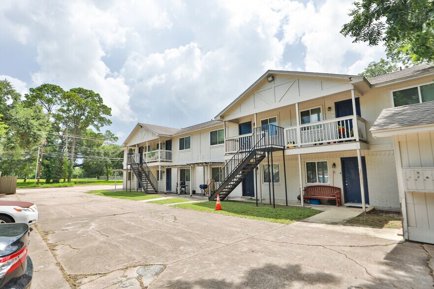 More Photos Of 1312 W Adoue St, Alvin Apartments For Sale