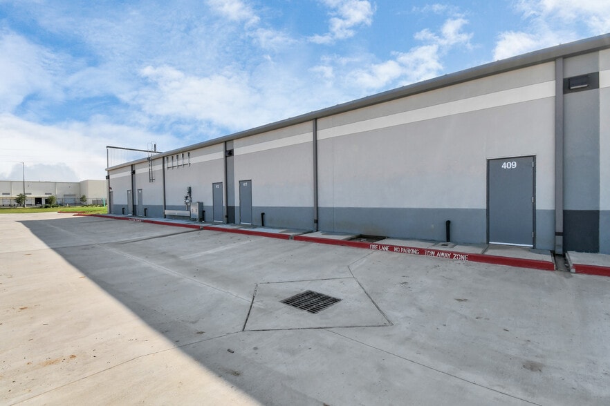 More Photos Of 30625 Kingsland Blvd, Brookshire Storefront For Lease