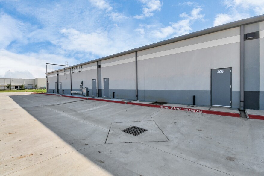 More Photos Of 30625 Kingsland Blvd, Brookshire Storefront For Lease