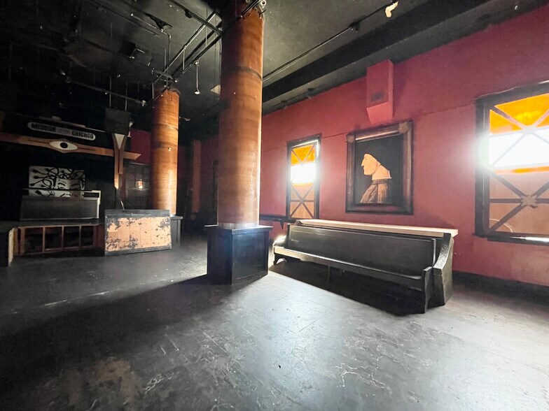 More Photos Of 209-211 E Chicago St, Elgin Bar For Sale