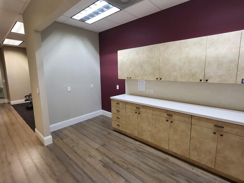 More Photos Of 1575 Pine Ridge Rd, Naples General Retail For Lease