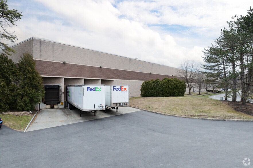More Photos Of 38 Corporate Cir, Albany Distribution For Lease