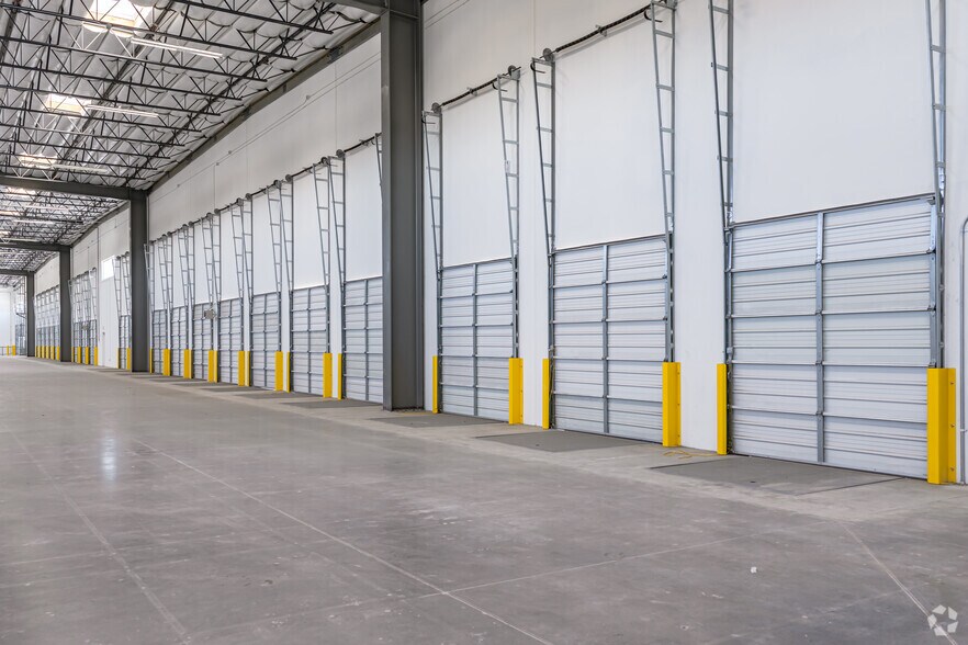 More Photos Of 19472 Cajon Blvd, San Bernardino Distribution For Lease