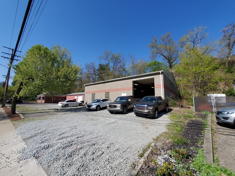 More Photos Of 630 Long Rd, Pittsburgh Showroom For Sale