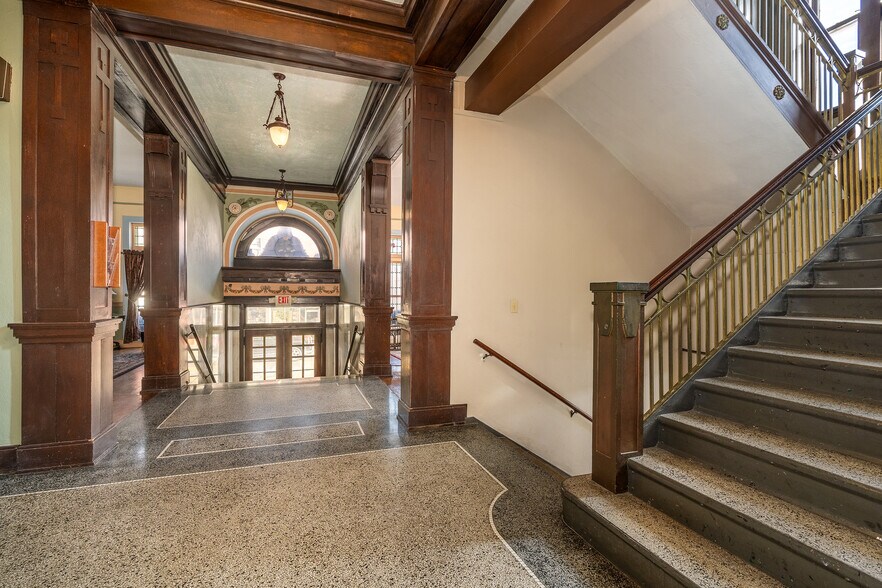 More Photos Of 1329 Walnut St, Murphysboro Office For Sale