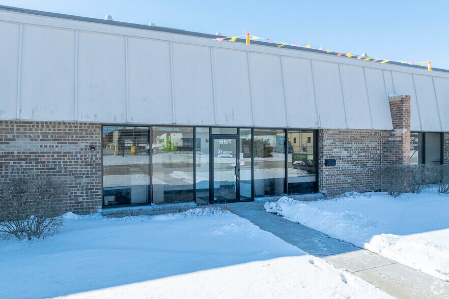 More Photos Of 951 Fargo Ave, Elk Grove Village Manufacturing For Lease