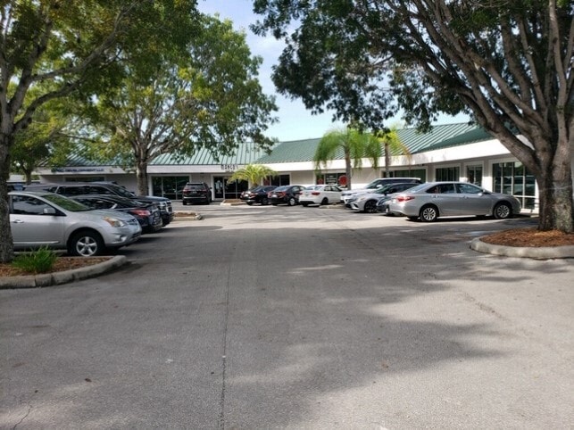 More Photos Of 1826 Trade Center Way, Naples Showroom For Lease