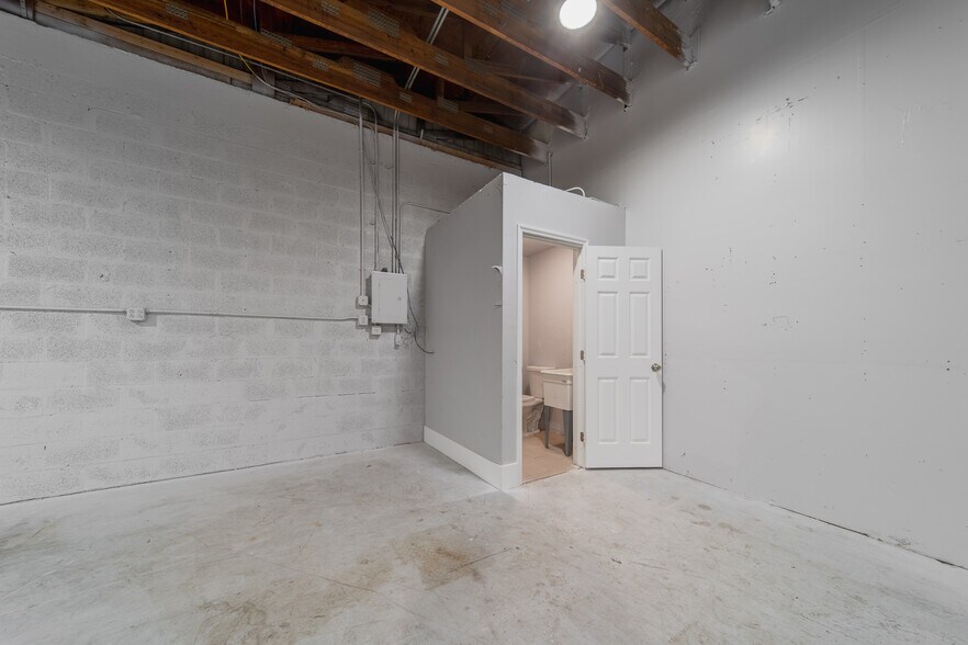 More Photos Of 3559 Veronica S Shoemaker Blvd, Fort Myers Warehouse For Lease