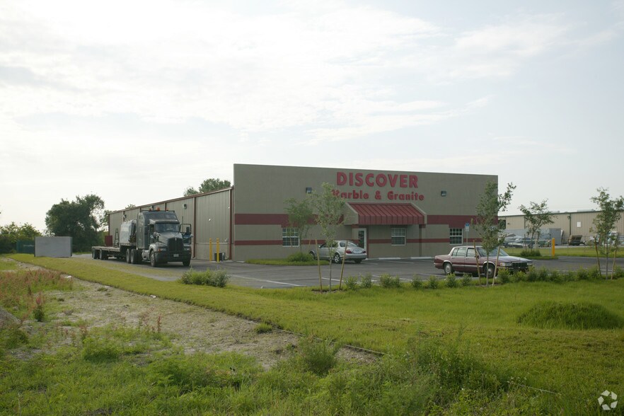 More Photos Of 1849 Benchmark Ave, Fort Myers Warehouse For Lease