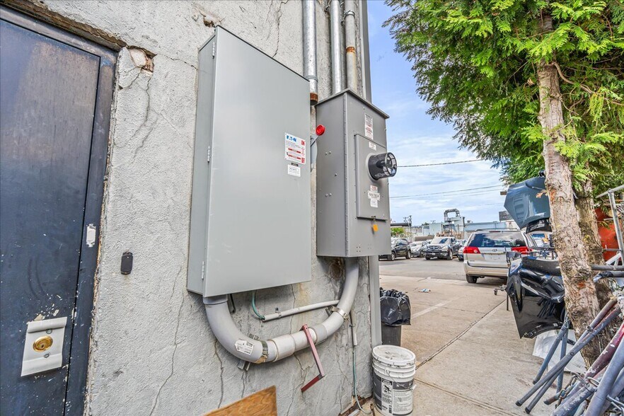 More Photos Of 15 Windsor Ct, Mineola Warehouse For Sale