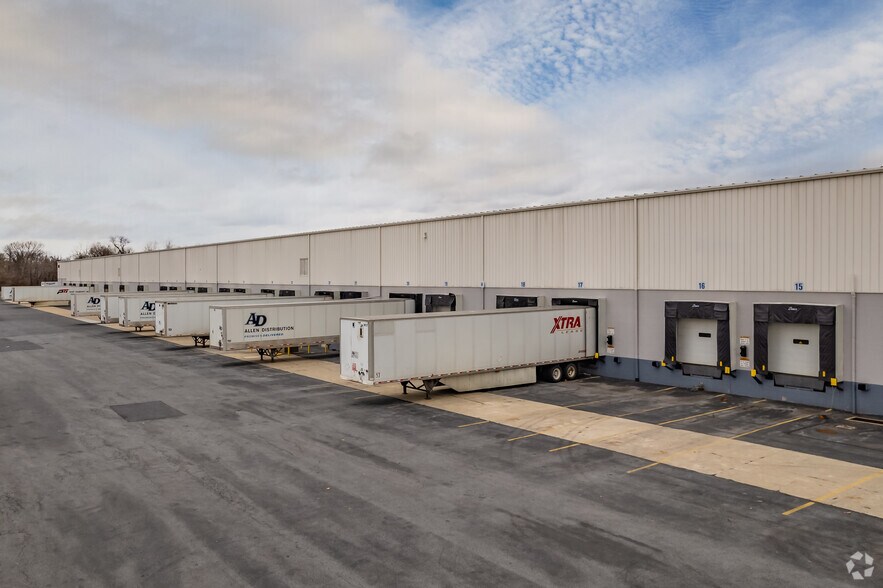 More Photos Of 100 Capital Ln, Middletown Warehouse For Lease