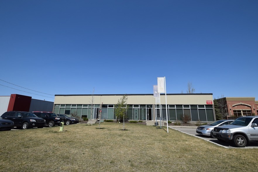 More Photos Of 512 Manitou Rd, Calgary Showroom For Lease