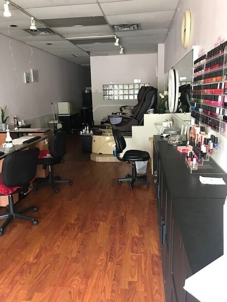 More Photos Of 1163-1179 Park Ave, Libertyville General Retail For Lease