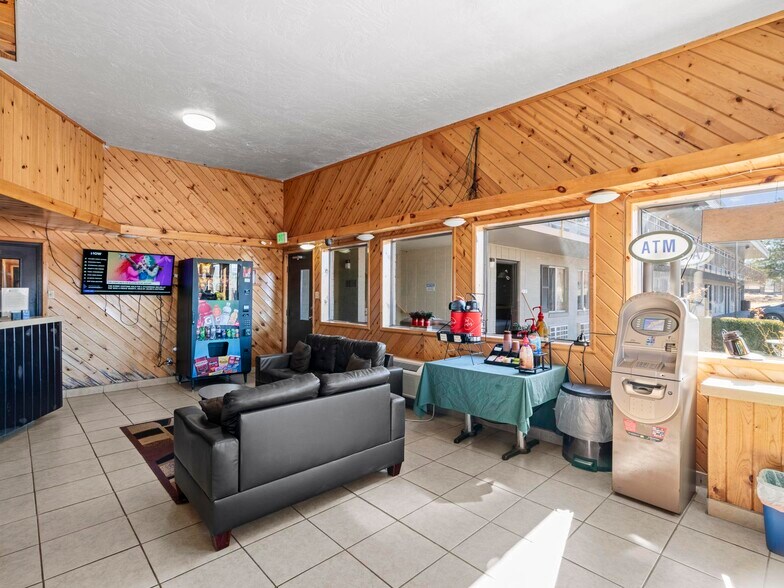 More Photos Of 1225 S State St, Salina Hotel For Sale