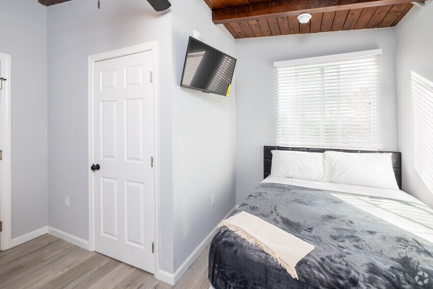More Photos Of 1864 Cordova St, Los Angeles Apartments For Sale