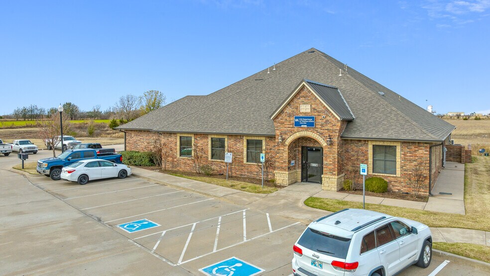 More Photos Of 1808 Commons Cir, Yukon Medical For Sale