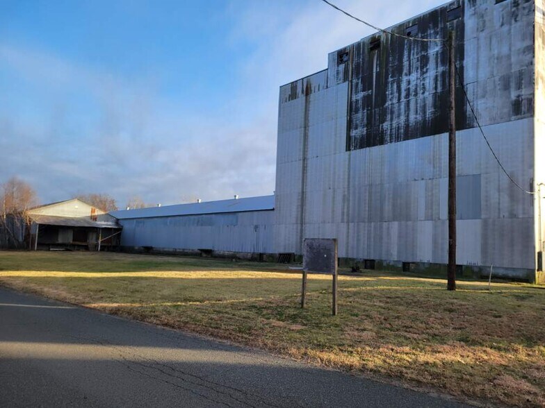 More Photos Of 6 Railroad Yard Rd, Deerfield Light Distribution For Lease