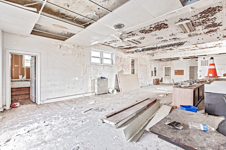 More Photos Of 16 S Maryland Ave, Wilmington General Retail For Sale