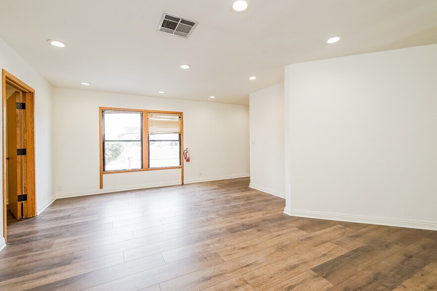 More Photos Of 337-3 Washington Blvd, Venice Storefront Retail Office For Lease