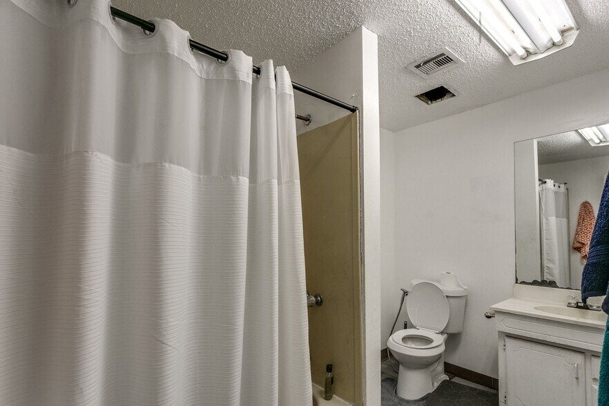 More Photos Of 400 N Macarthur Blvd, Oklahoma City Warehouse For Sale