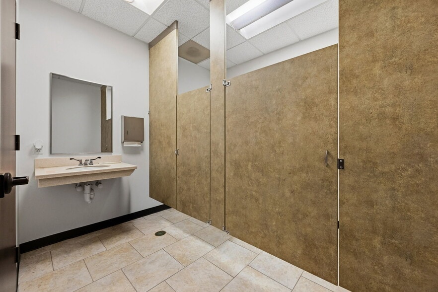 More Photos Of 901 W 18th St, Houston Warehouse For Sale