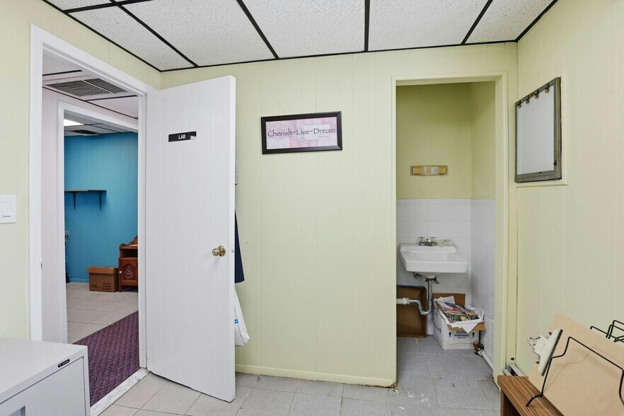 More Photos Of 4169 Iris Pl, Bethpage Medical For Sale