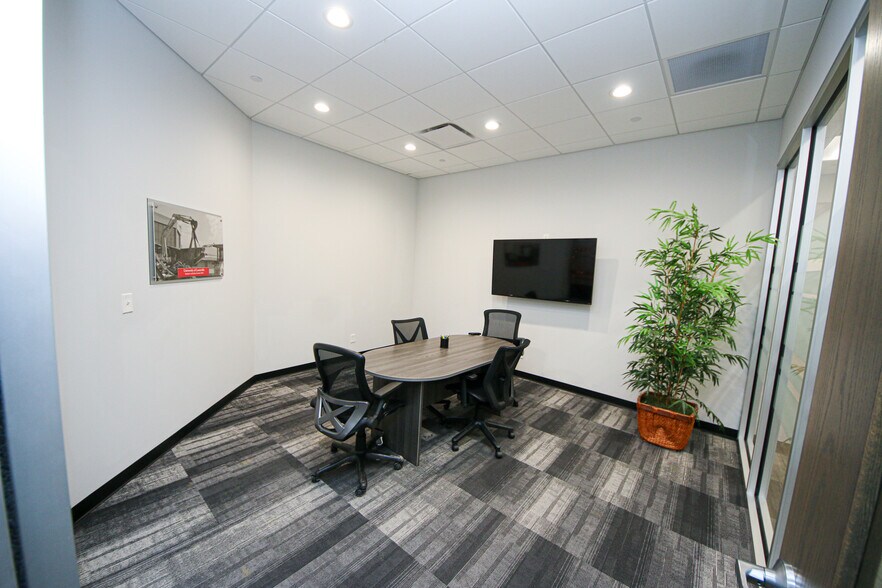 More Photos Of 7707 National Tpke, Louisville Light Distribution For Lease