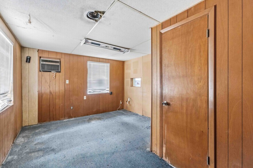 More Photos Of 2053 13th St, Sarasota Warehouse For Lease