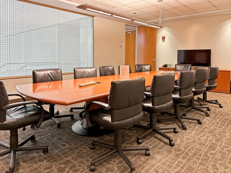 More Photos Of 200 S Wacker Dr, Chicago Coworking Space