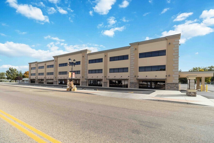 More Photos Of 222 N Plymouth Ave, New Plymouth Showroom For Sale