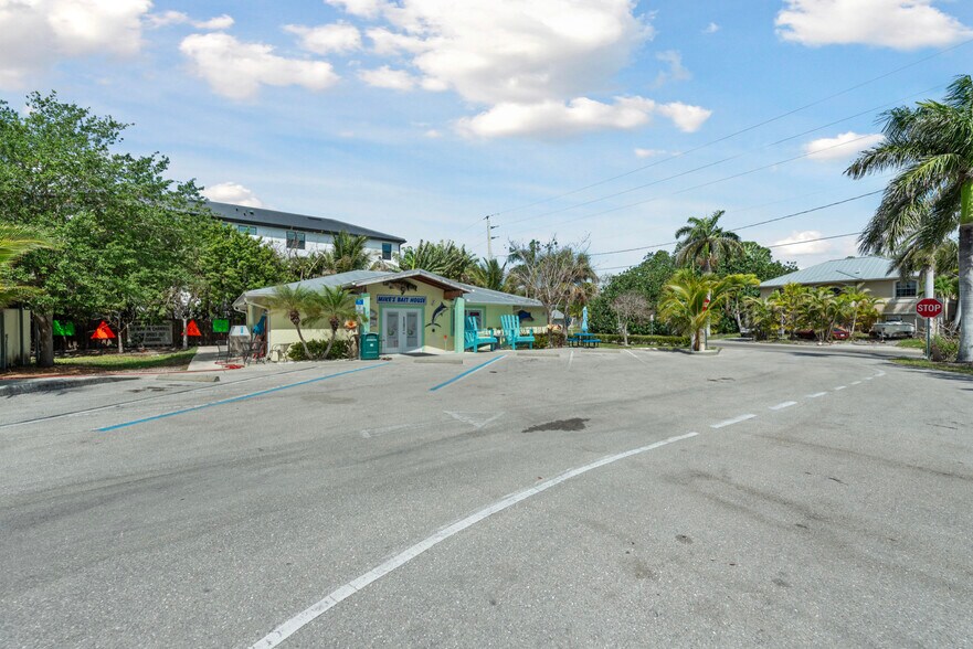 More Photos Of 2052 Danford St, Naples Storefront For Sale