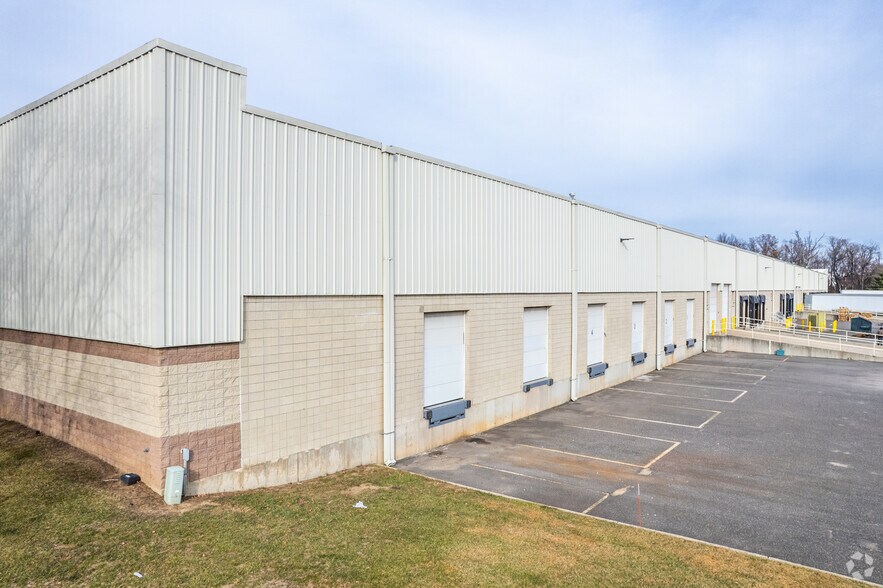 More Photos Of 500 Richards Run, Burlington Warehouse For Lease