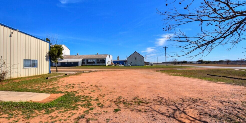 More Photos Of 632 Fm 2093, Fredericksburg Warehouse For Lease