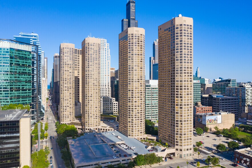 Primary Photo Of 555 W Madison St, Chicago Apartments For Lease