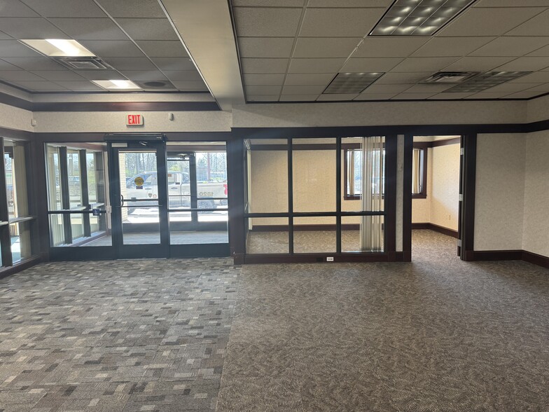 More Photos Of 1818-1820 N Coliseum Blvd, Fort Wayne General Retail For Lease