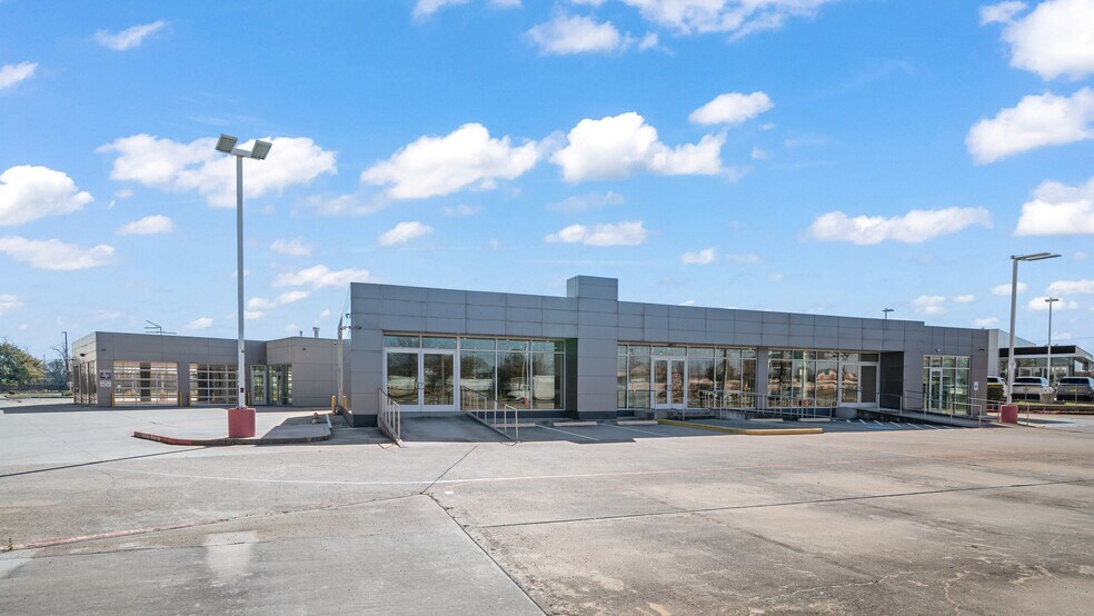 Primary Photo Of 11819 Southwest Fwy, Houston Auto Dealership For Lease