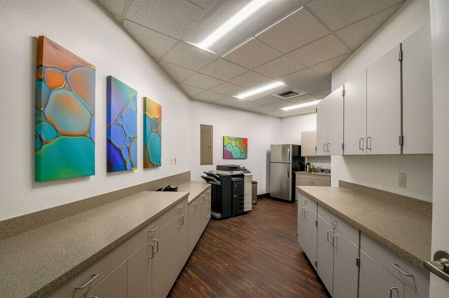 More Photos Of 698 12th St SE, Salem Office For Lease