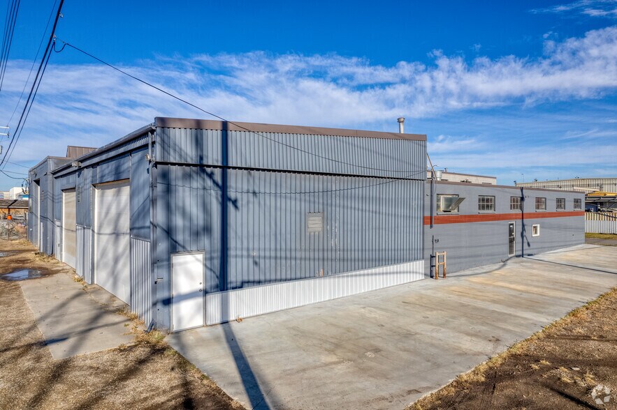 More Photos Of 4243 17A St SE, Calgary Service For Lease