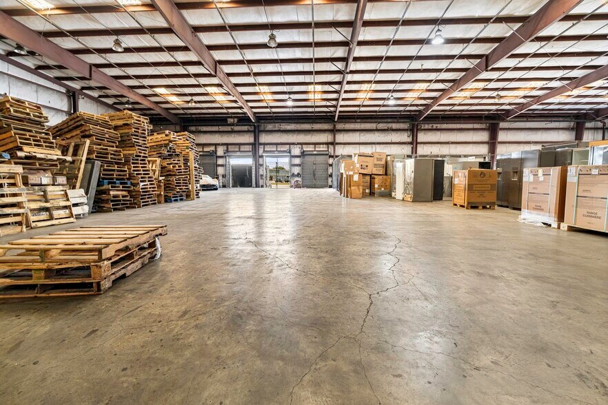More Photos Of 1925 Industrial Blvd, Harvey Warehouse For Sale