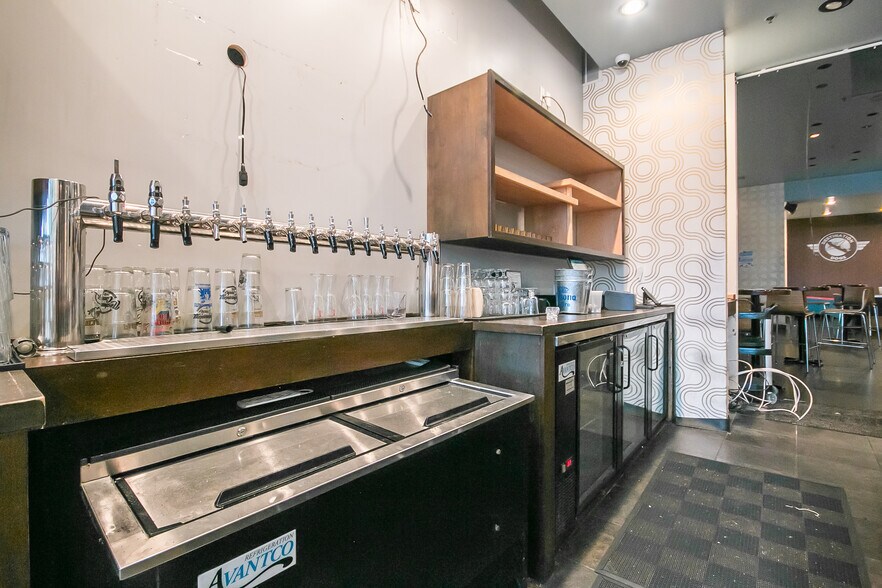 More Photos Of 1111-1113 Walnut St, Philadelphia Storefront For Sale