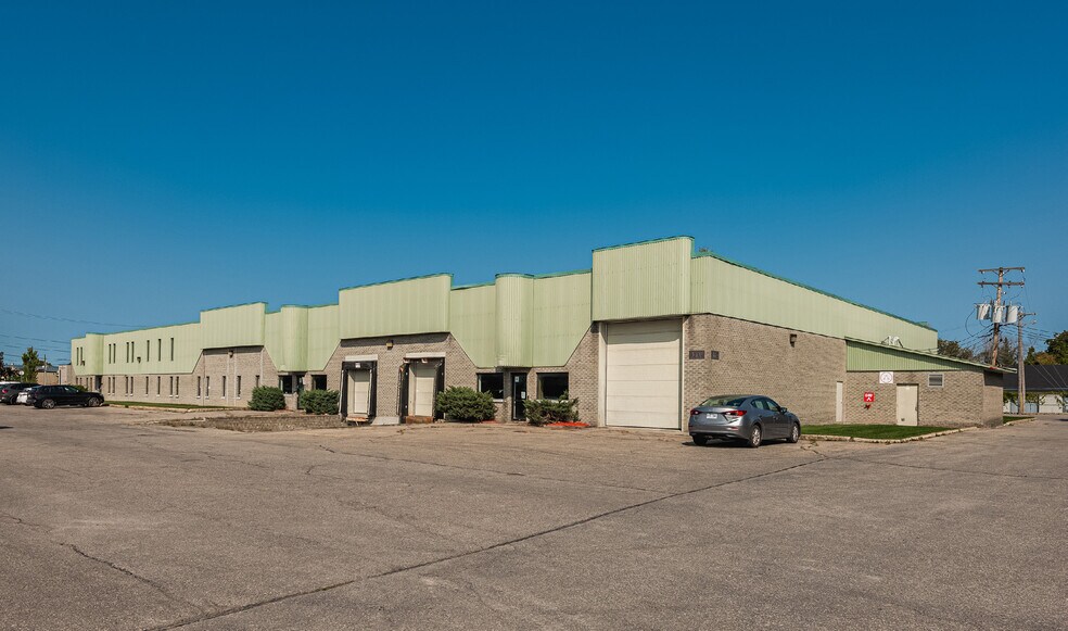 More Photos Of 310 Industriel, St-Eustache Flex For Lease