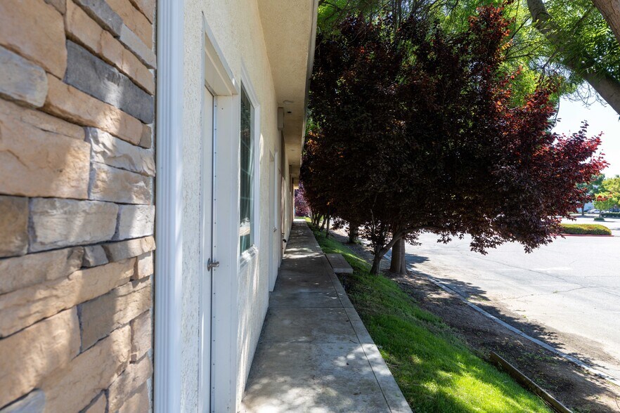 More Photos Of 1565 Shaw Ave, Clovis Office For Lease