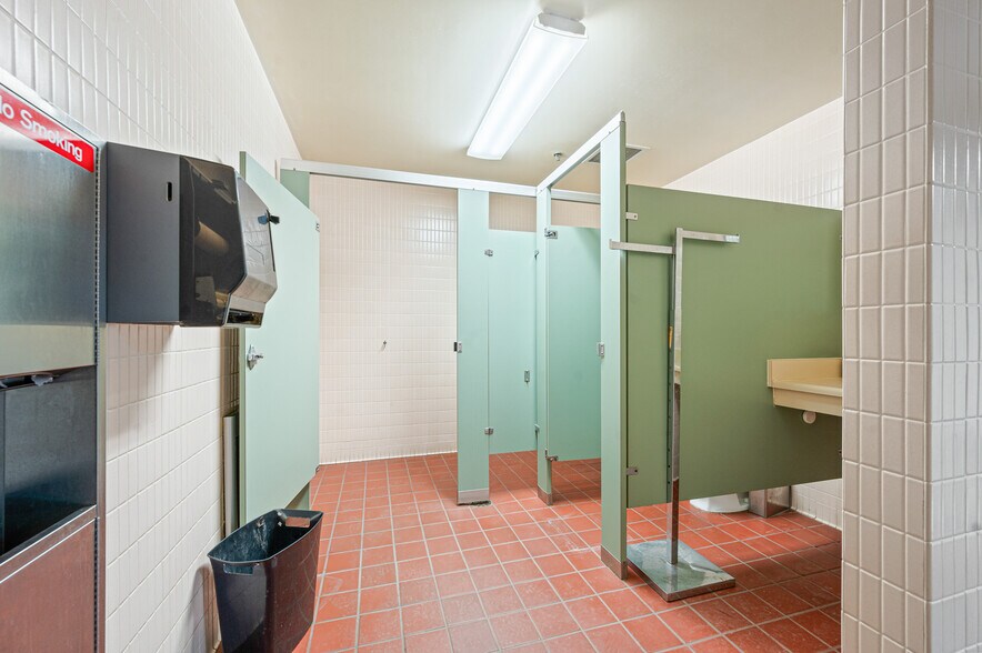 More Photos Of 1550 N Mitchell St, Cadillac General Retail For Lease