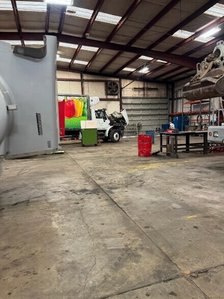 More Photos Of 1060 Grimmett Dr, Shreveport Distribution For Sale